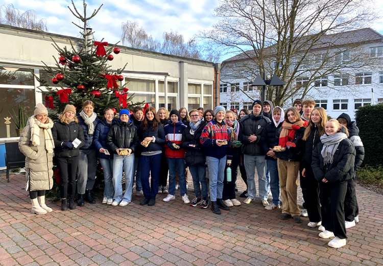 Die Klasse 10d beschenkt Senior:innen des Küpper-Menke-Stiftes in Osnabrück.